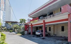 Reddoorz Near Bukit Darmo Golf